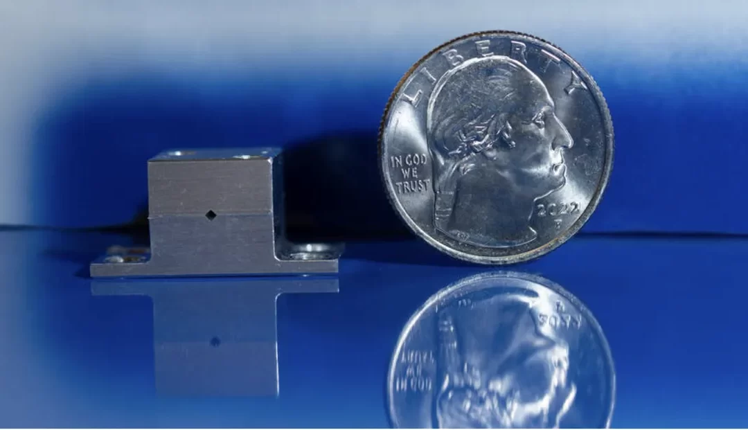 NASA’s new tiny, high-powered laser could find water on the Moon / Le nouveau laser minuscule et puissant de la NASA pourrait trouver de l’eau sur la Lune